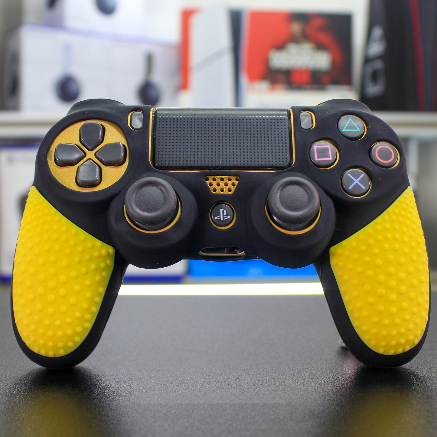 Cover de silicón negro con amarillo para mando de PS4