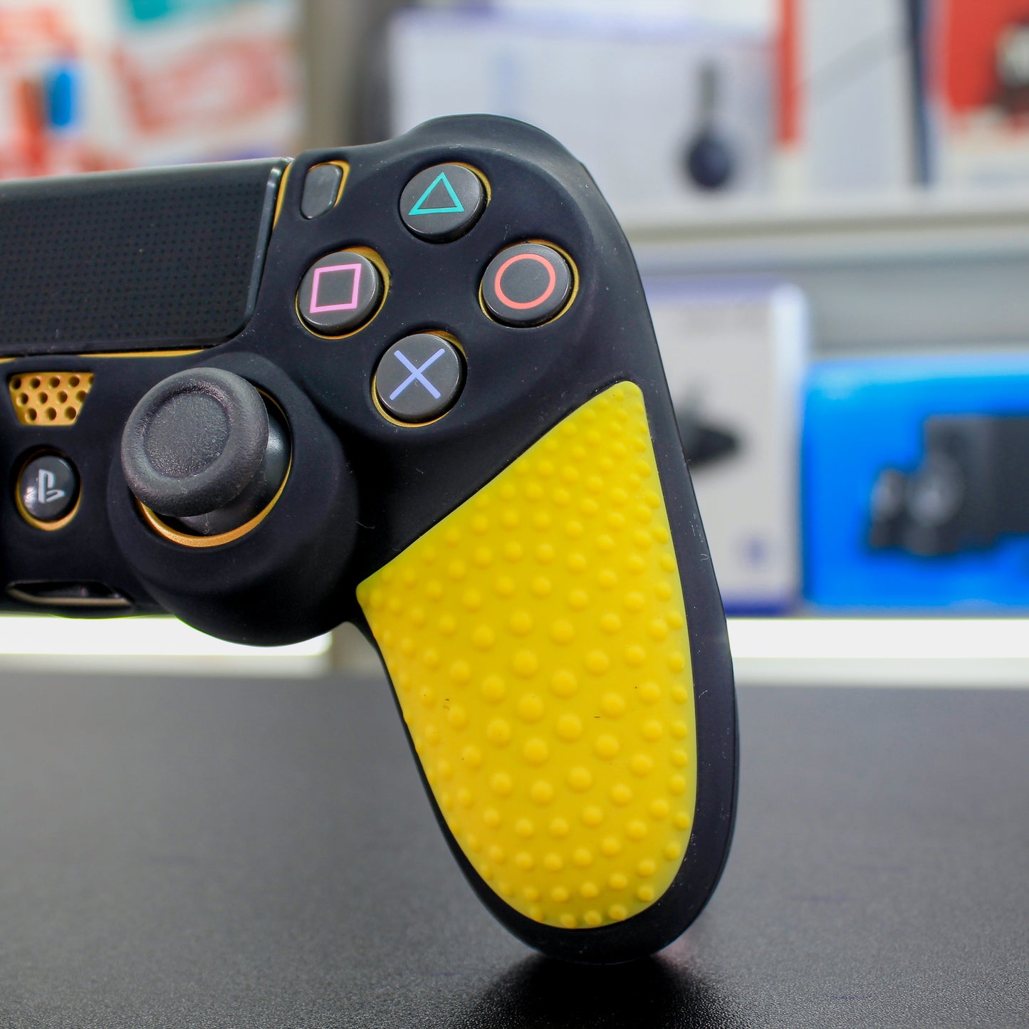 Cover de silicón negro con amarillo para mando de PS4