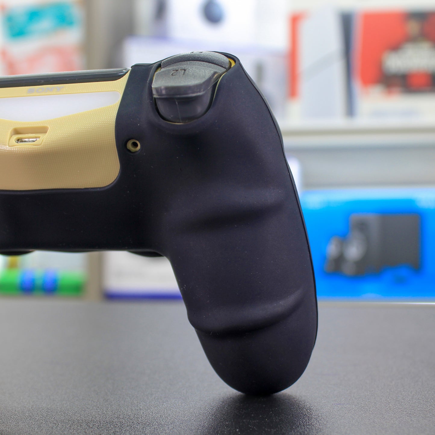 Cover de silicón negro con amarillo para mando de PS4