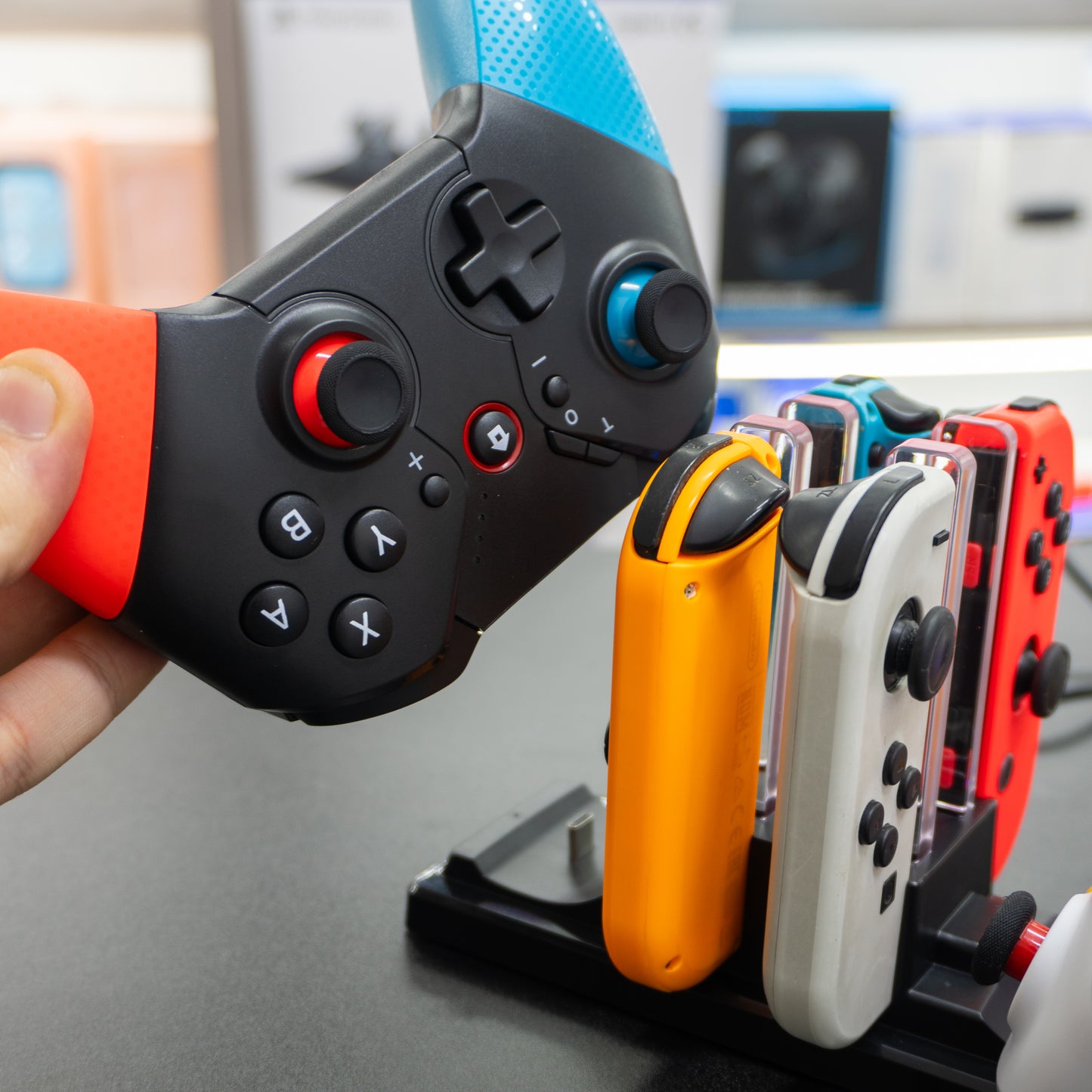 Cargador 6 en 1 para Joy-Cons y Pro-Controllers