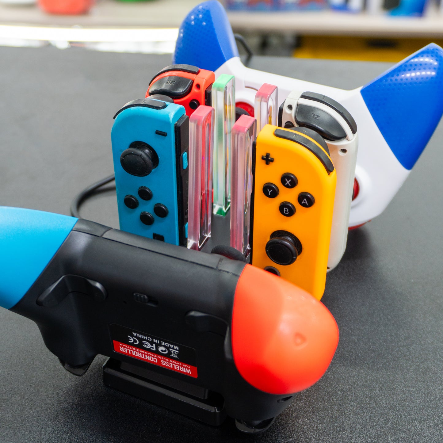 Cargador 6 en 1 para Joy-Cons y Pro-Controllers
