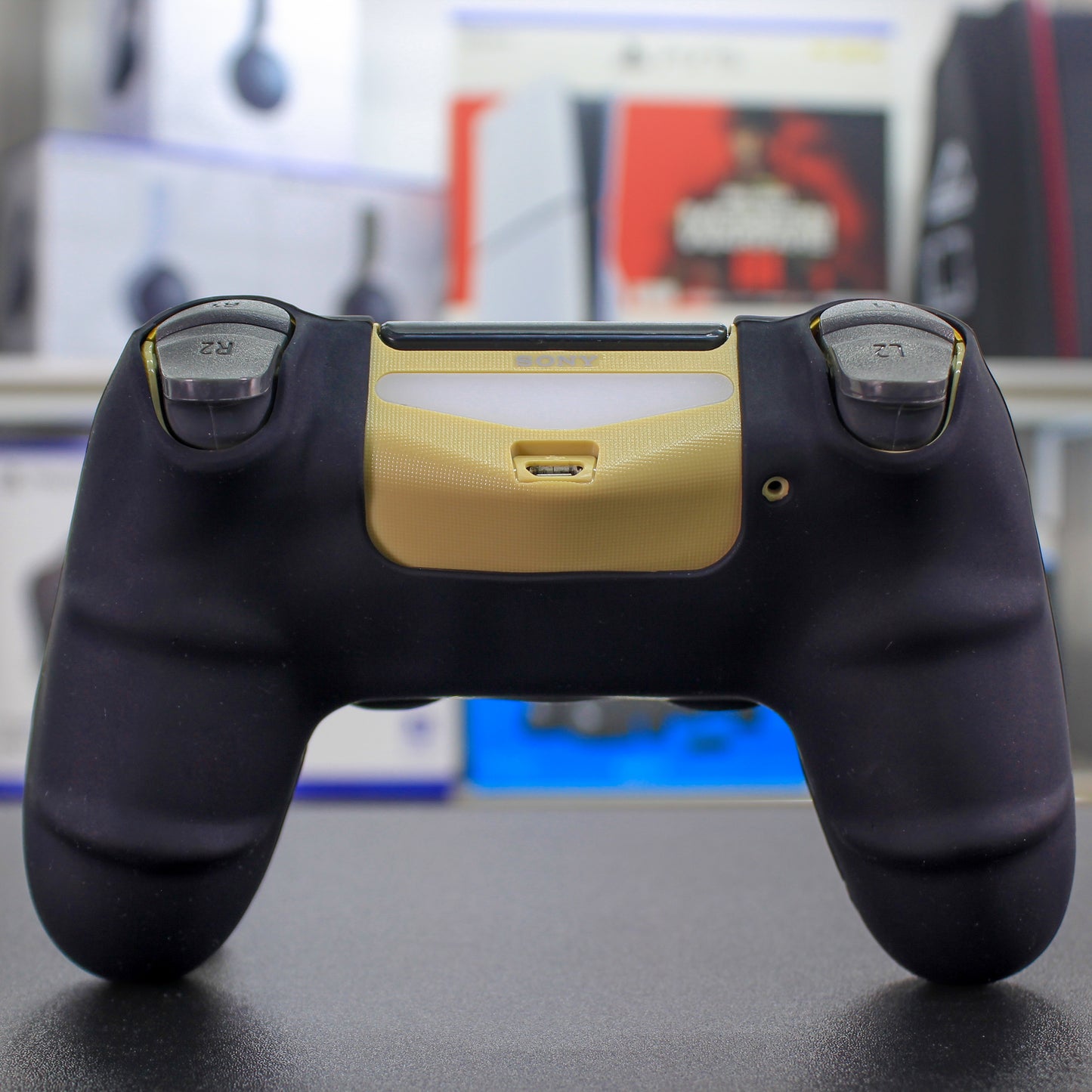 Cover de silicón negro con amarillo para mando de PS4